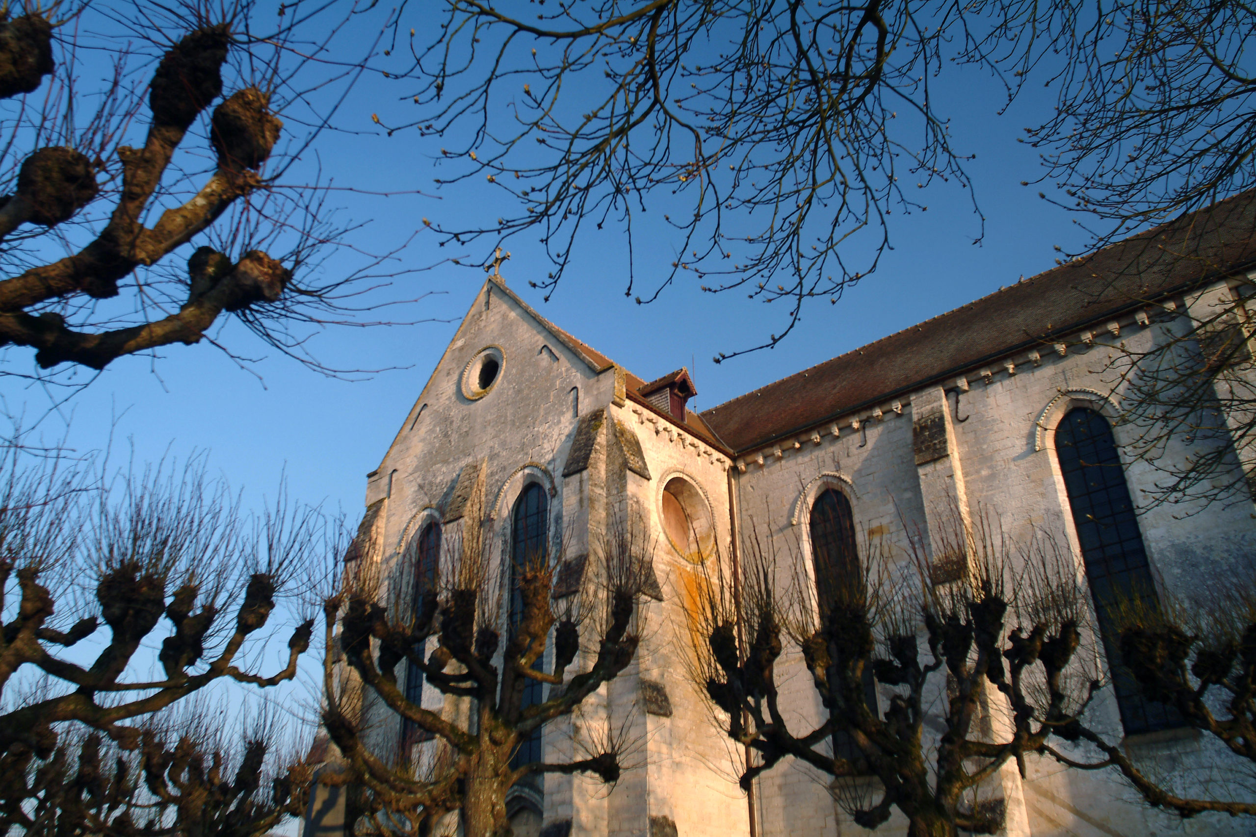Façade de l'abbatiale de Saint-Jean-aux-Bois