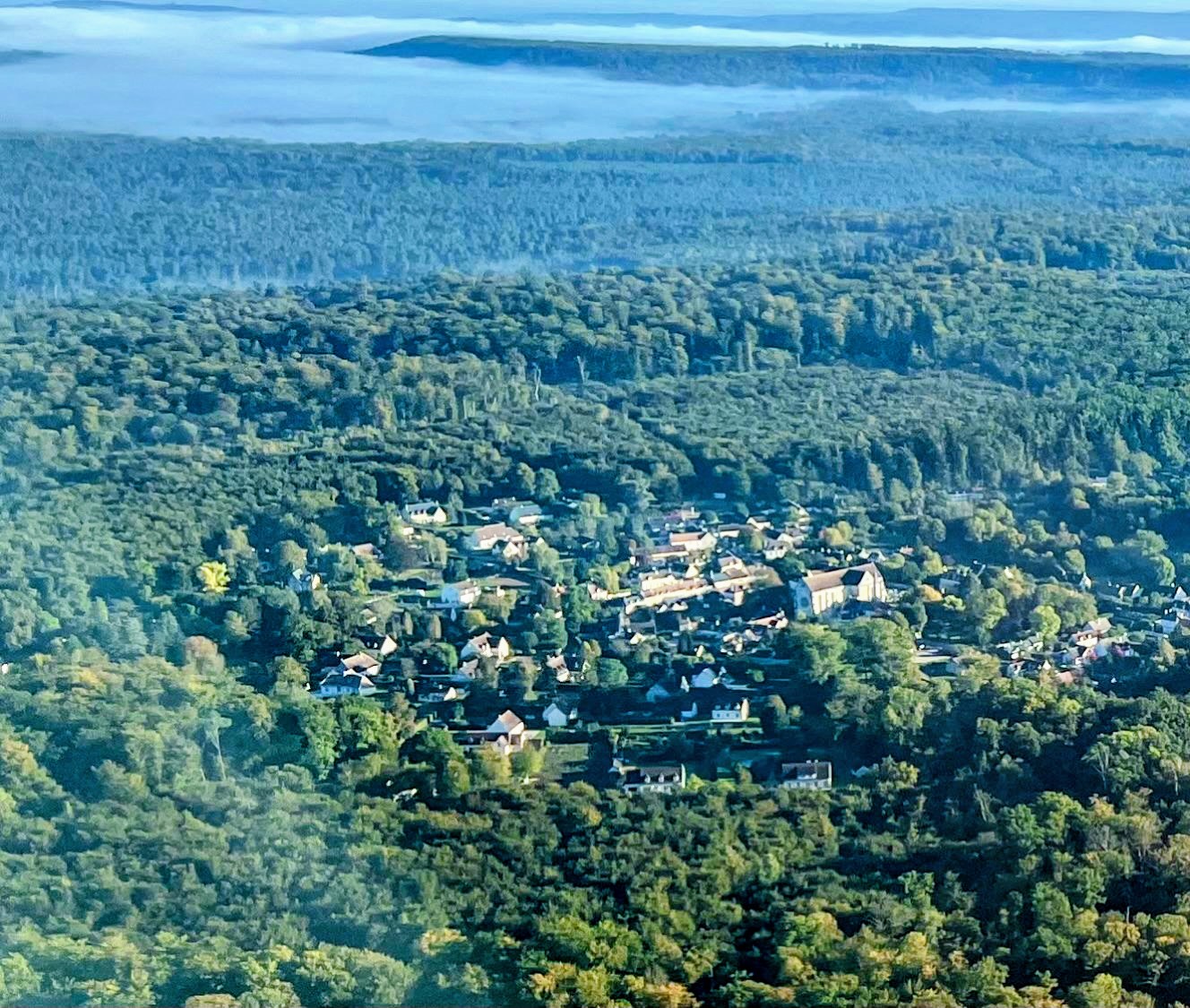 Saint-Jean-aux-Bois, niché dans la forêt, vu d'avion